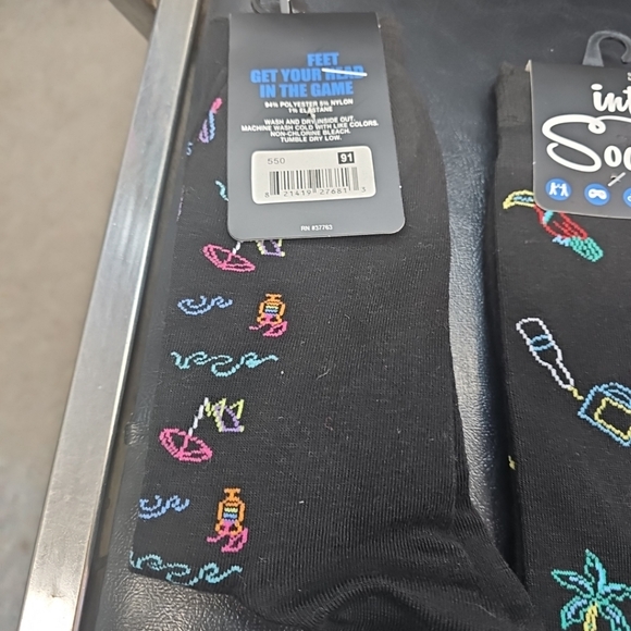 NWT 4 Pairs Men's Into Crew Novelty Socks Beer Pink Flamingos Paradise +++ - Picture 4 of 9